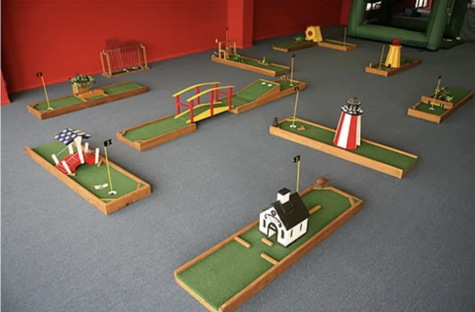 Texas Sumo mini golf rental-course example